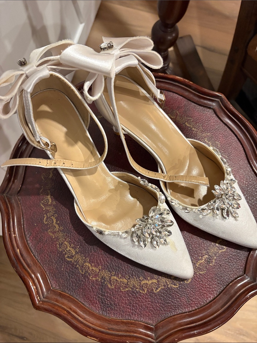Rhinestone accent white kitten keel with bows